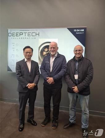 본문 이미지 - 왼쪽부터 해양수산부 차관(김성범), UN사무총장 해양특사(Peter Thomson), 칠레 기후대사(Julio Cordano)(해양수산부 제공)