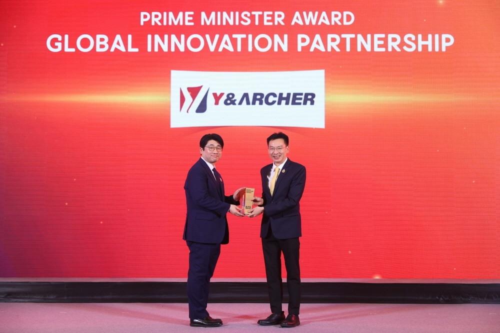 본문 이미지 - 와이앤아처 이호재 대표(왼쪽)가 '국가 스타트업 2025'에서 수상한 뒤 태국 국무총리(오른쪽)와 기념촬영을 하고 있다. 사진=와이앤아처 제공