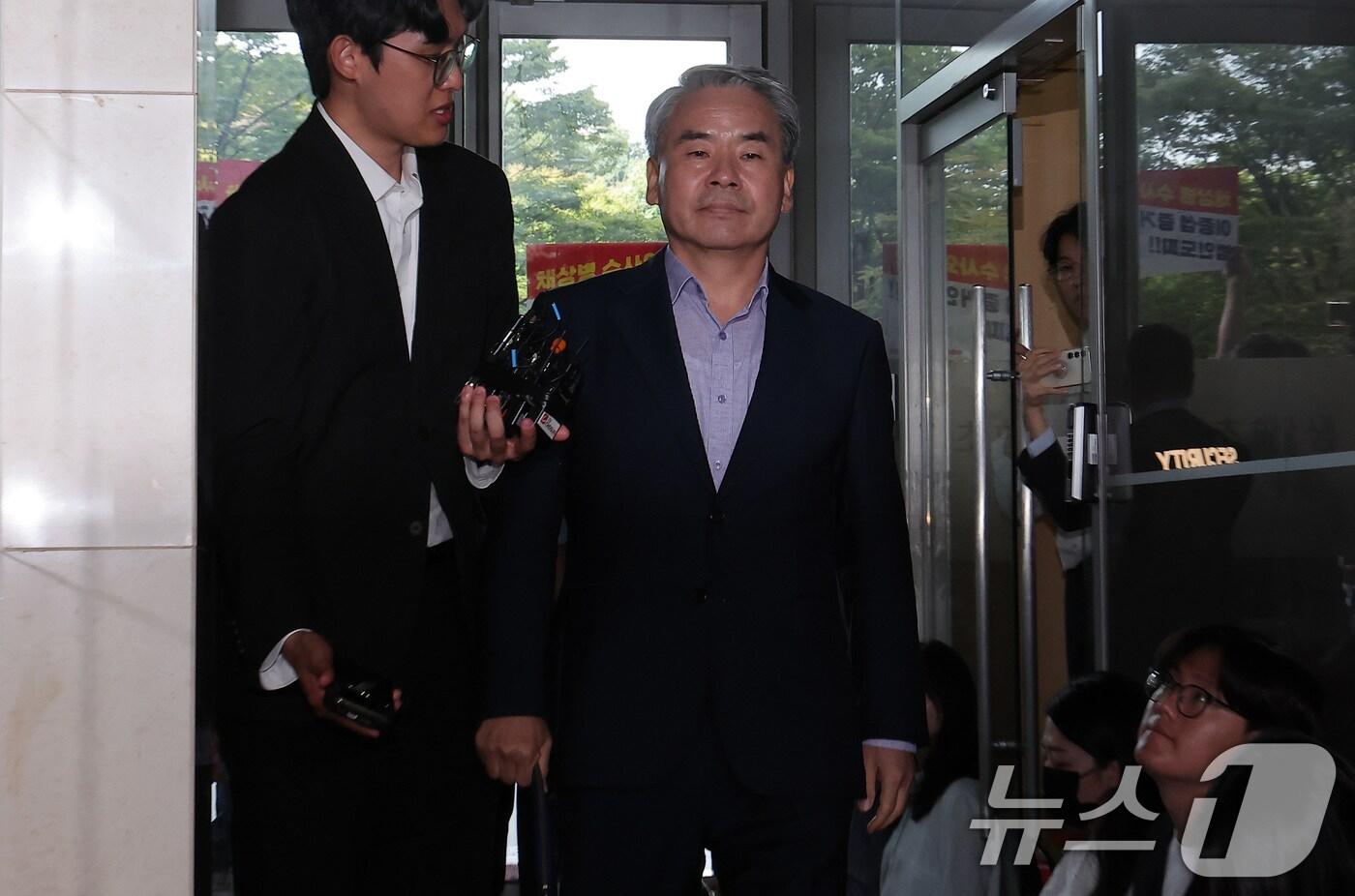 이종섭 전 국방부 장관이 23일 서울 서초구 순직 해병 특검&#40;특별검사 이명현&#41; 사무실에 조사를 받기 위해 피의자 신분으로 출석하고 있다. 2025.9.23/뉴스1 ⓒ News1 김성진 기자