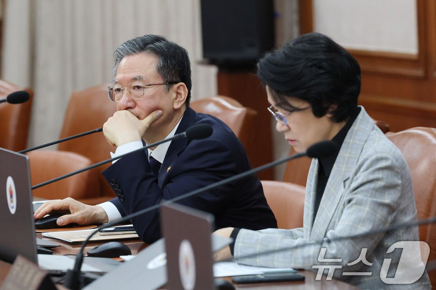 정성호 법무부 장관이 23일 서울 종로구 정부서울청사에서 열린 국무회의에서 생각에 잠겨 있다. 2025.9.23/뉴스1 ⓒ News1 임세영 기자