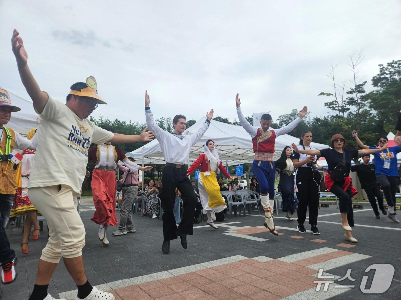 본문 이미지 - 2025영동세계국악엑스포 관람객들이 해외 공연단과 함께 전통 춤을 체험하고 있다.(조직위 제공. 재판매 및 DB금지)/뉴스1 