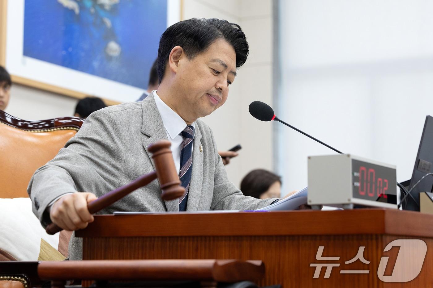 김영호 국회 교육위원장이 23일 서울 여의도 국회에서 열린 제429회국회&#40;정기회&#41; 제3차 전체회의에서 의사봉을 두드리고 있다. 2025.9.23/뉴스1 ⓒ News1 이승배 기자