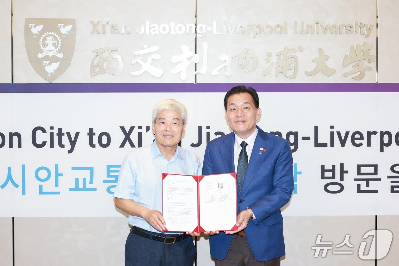  이재준 경기 수원시장(오른쪽)이 22일 시 유민(Youmin Xi) 중국 시안교통리버풀대학교 총장과  첨단기술 분야 공동 연구를 추진하는 등 지속가능한 도시를 만들기 위한 협약식을 가진 후 기념촬영을 하고 있다. (수원특례시 제공. 재판매 및 DB 금지) 2025.9.23/뉴스1