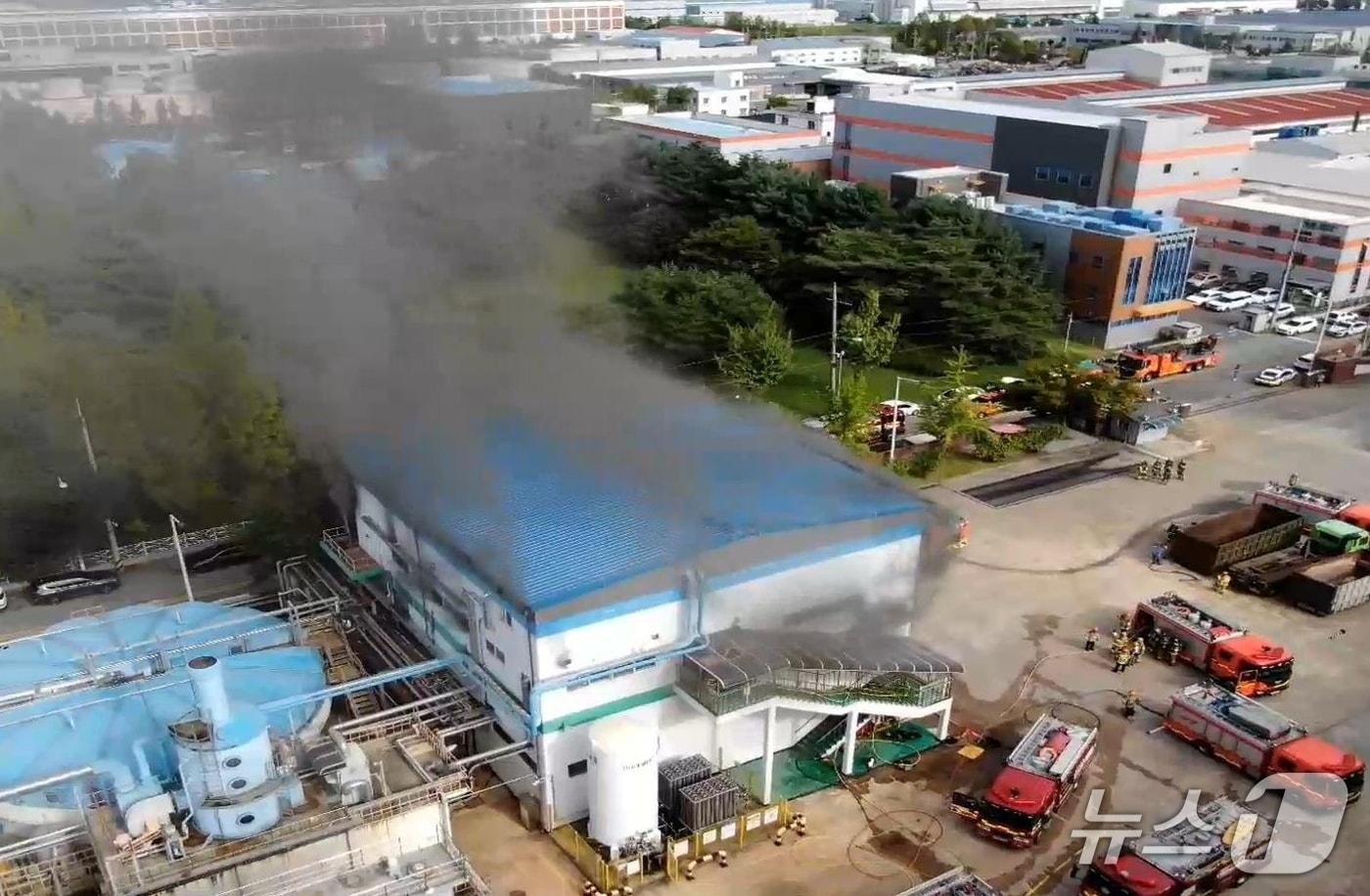 23일 오전 9시12분께 대전 대덕구 한솔제지 신탄진공장 환경폐수처리장동 2층에서 불이 났다.(대전소방본부 제공) /뉴스1