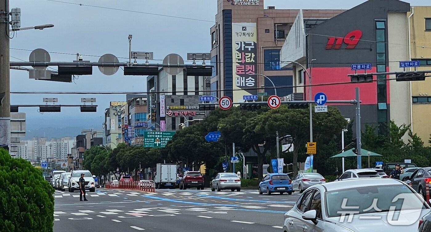 23일 오전 제주시 이도2동 중앙로에서 신호등 전기가 끊긴 모습.(독자제공. 재판매 및 DB 금지)