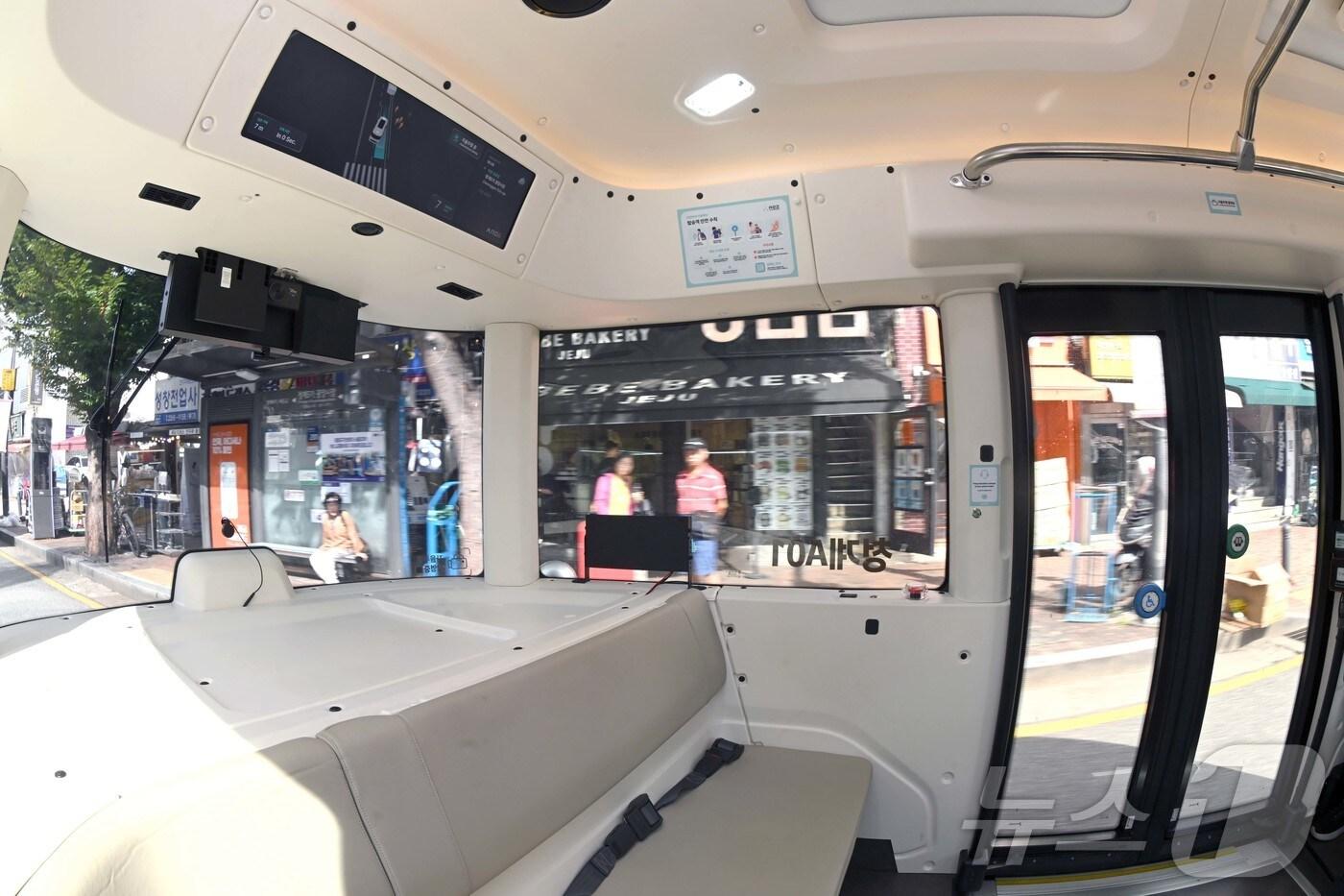 운전석 없는 자율주행셔틀 &#39;청계A01&#39;이 23일 서울 중구 청계천 일대에서 시범 운행을 하고 있다. 운행구간은 청계광장~청계3가&#40;세운상가&#41;~청계5가&#40;광장시장&#41; 왕복 4.8km이며 주중 평일 오전 10시부터 오후 5시까지 운행한다. &#40;공동취재&#41; 2025.9.23/뉴스1 ⓒ News1 이광호 기자