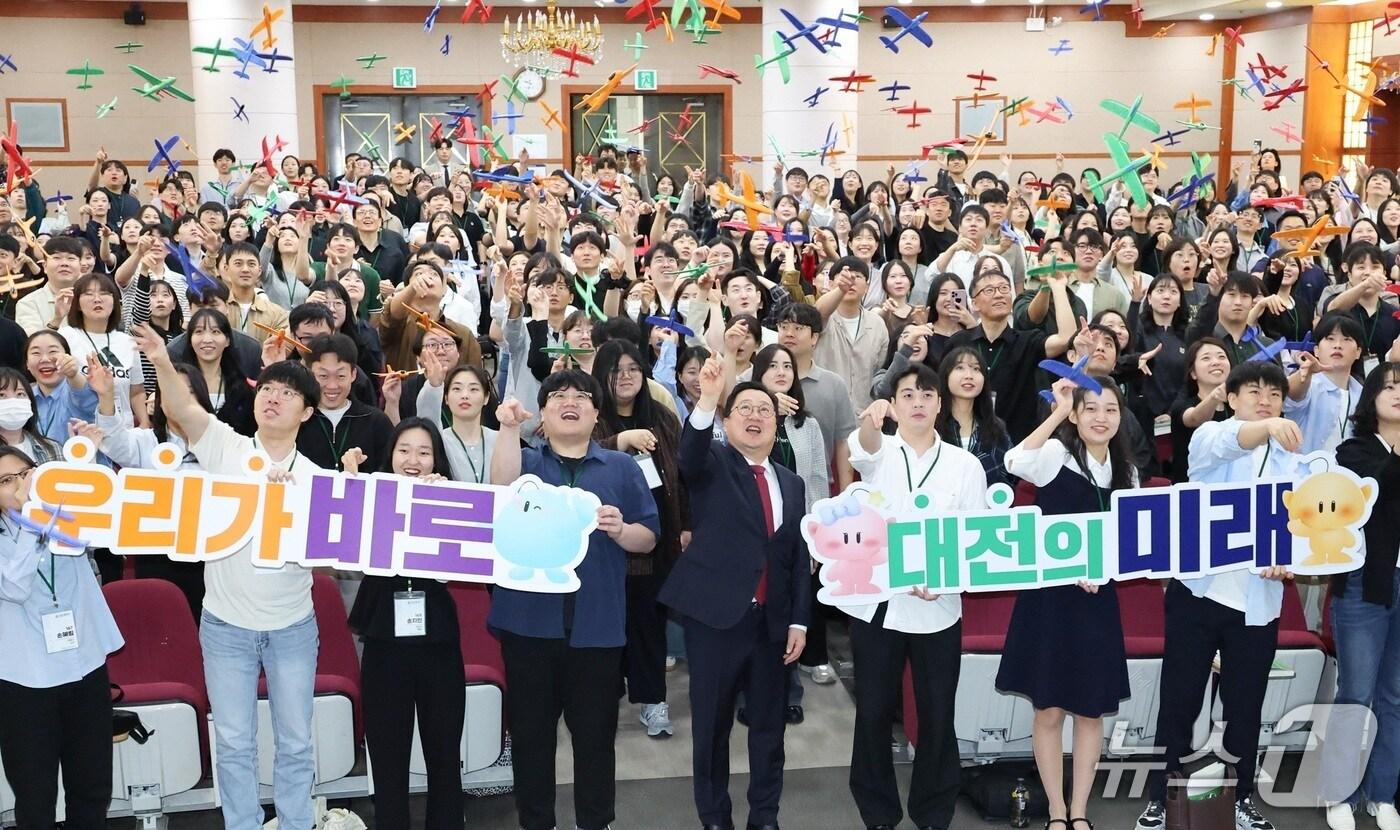 이장우 대전시장이 신규 임용후보자와 ‘소통토크’를 열고 퍼포먼스를 하고 있다.(대전시 제공. 재판매 및 DB금지)/뉴스1