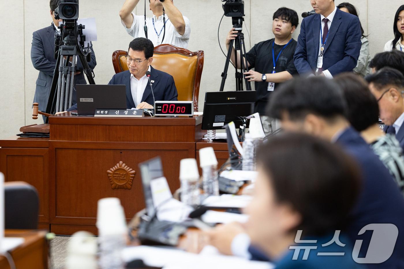 신정훈 국회 행정안전위원장이 23일 서울 여의도 국회에서 열린 제429회 국회&#40;정기회&#41; 행정안전위원회 제6차 전체회의에서 의사봉을 두드리고 있다. 2025.9.23/뉴스1 ⓒ News1 유승관 기자