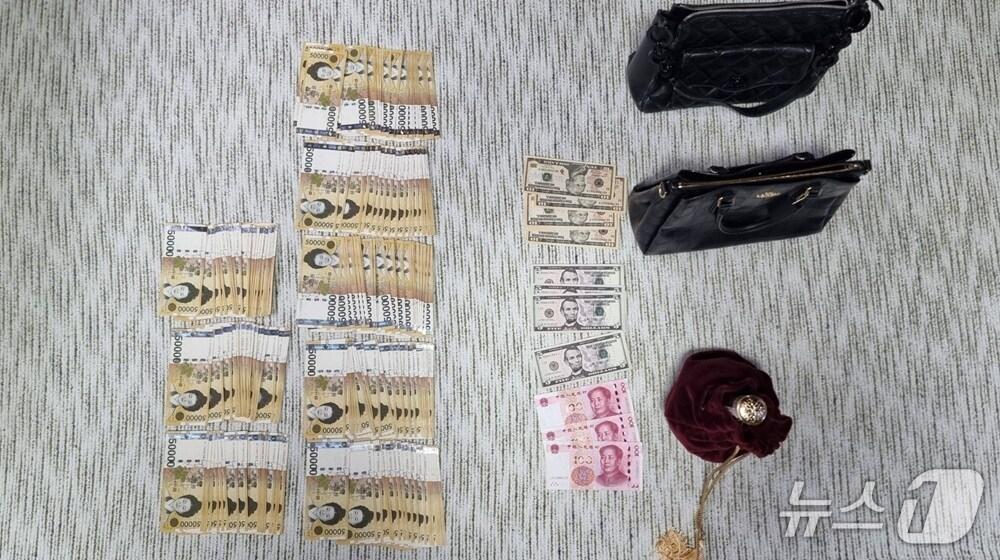 본문 이미지 - 가택 수색 과정에서 압수한 현금과 명품가방(부천시 제공.재판매 및 DB금지)