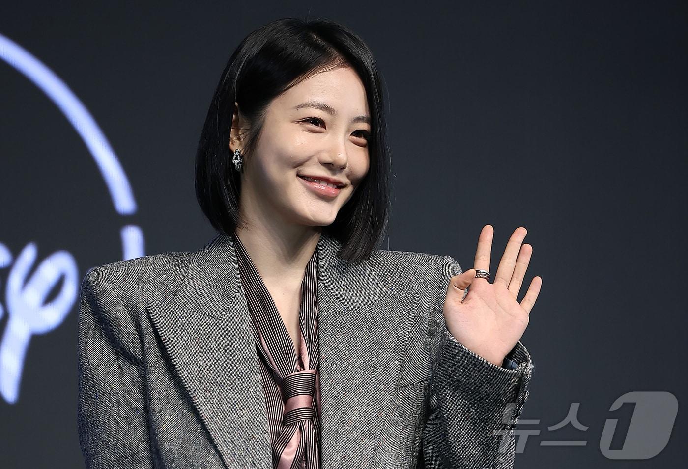 배우 신예은이 23일 서울 강남구 논현동 엘리에나 호텔 그랜드볼룸에서 열린 디즈니+의 오리지널 시리즈 ‘탁류’ 제작발표회에 참석해 포즈를 취하고 있다. ‘탁류’는 조선의 모든 돈과 물자가 모여드는 경강을 둘러싸고 혼탁한 세상을 뒤집고 사람답게 살기 위해 각기 다른 꿈을 꿨던 이들의 운명 개척 액션 드라마다. 2025.9.23/뉴스1 ⓒ News1 김진환 기자