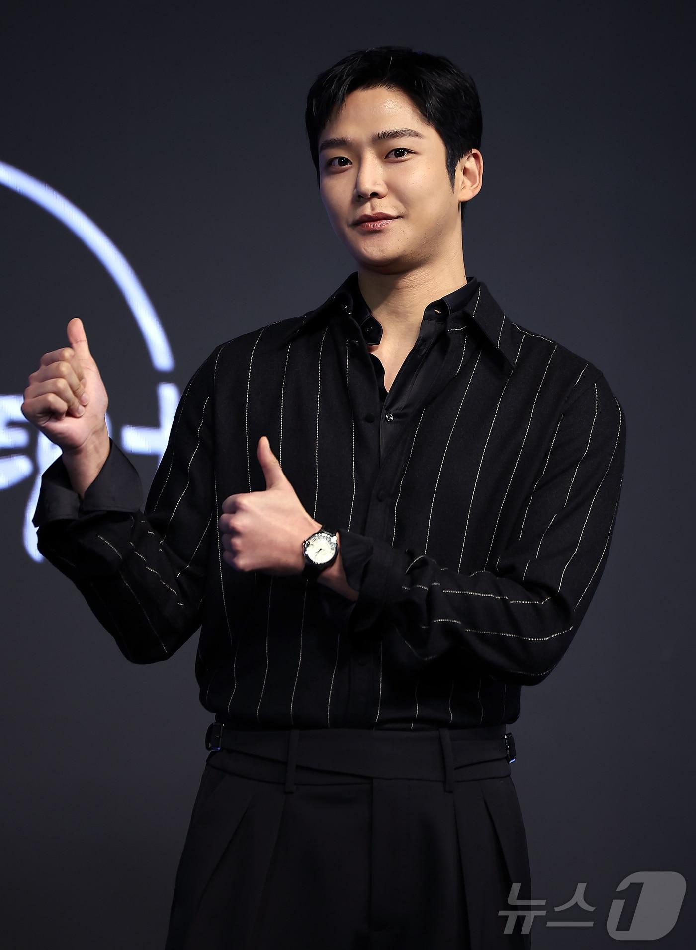 본문 이미지 - 배우 로운이 23일 서울 강남구 논현동 엘리에나 호텔 그랜드볼룸에서 열린 디즈니+의 오리지널 시리즈 ‘탁류’ 제작발표회에 참석해 포즈를 취하고 있다. ‘탁류’는 조선의 모든 돈과 물자가 모여드는 경강을 둘러싸고 혼탁한 세상을 뒤집고 사람답게 살기 위해 각기 다른 꿈을 꿨던 이들의 운명 개척 액션 드라마다. 2025.9.23/뉴스1 ⓒ News1 김진환 기자