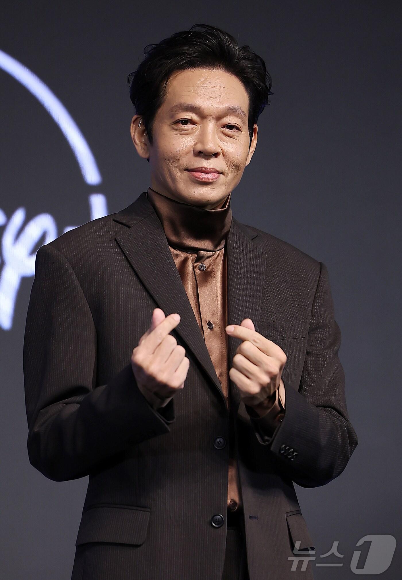 본문 이미지 - 배우 박지환이 23일 서울 강남구 논현동 엘리에나 호텔 그랜드볼룸에서 열린 디즈니+의 오리지널 시리즈 ‘탁류’ 제작발표회에 참석해 포즈를 취하고 있다. ‘탁류’는 조선의 모든 돈과 물자가 모여드는 경강을 둘러싸고 혼탁한 세상을 뒤집고 사람답게 살기 위해 각기 다른 꿈을 꿨던 이들의 운명 개척 액션 드라마다. 2025.9.23/뉴스1 ⓒ News1 김진환 기자