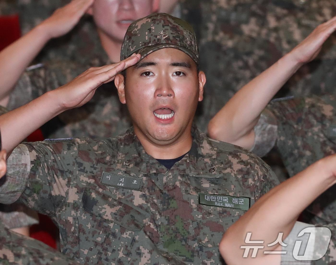 본문 이미지 - 이재용 삼성전자 회장의 장남 이지호 씨가 23일 경남 창원 진해구 해군사관학교 웅포강당에서 열린 제139기 해군사관후보생 입교식에서 경례를 하고 있다.  ⓒ News1 윤일지 기자