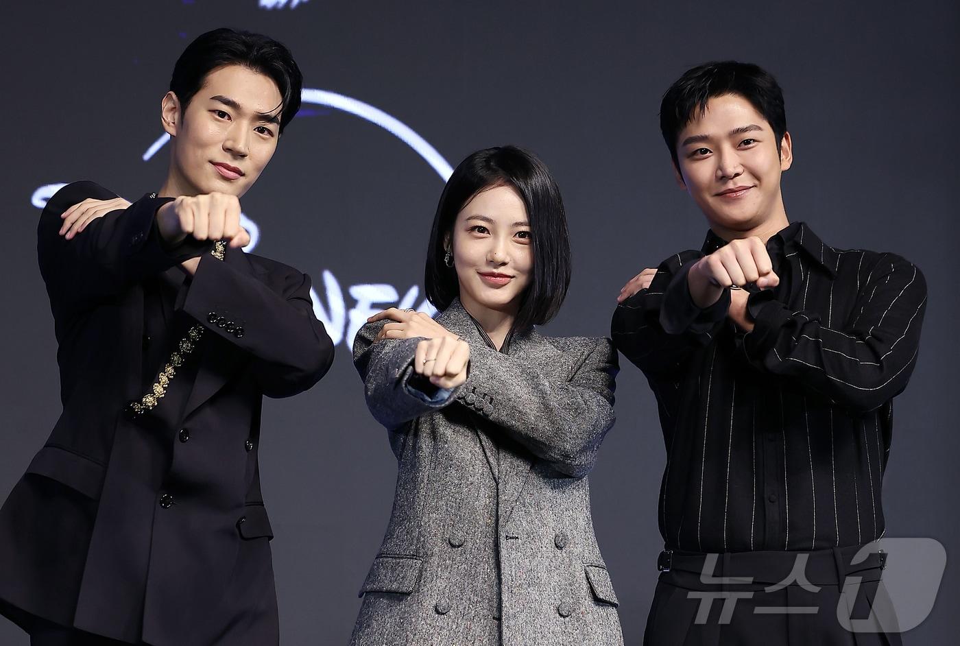 배우 박서함(왼쪽부터), 신예은, 로운이 23일 서울 강남구 논현동 엘리에나 호텔 그랜드볼룸에서 열린 디즈니+의 오리지널 시리즈 ‘탁류’ 제작발표회에 참석해 포즈를 취하고 있다. ‘탁류’는 조선의 모든 돈과 물자가 모여드는 경강을 둘러싸고 혼탁한 세상을 뒤집고 사람답게 살기 위해 각기 다른 꿈을 꿨던 이들의 운명 개척 액션 드라마다. 2025.9.23/뉴스1 ⓒ News1 김진환 기자