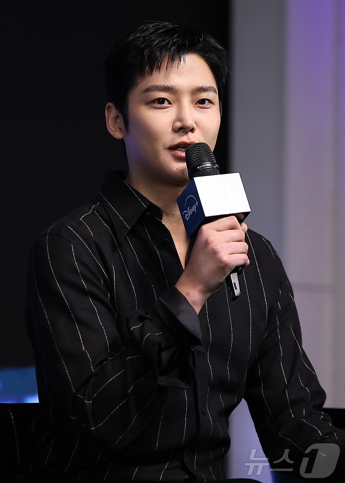 본문 이미지 - 배우 로운이 23일 서울 강남구 논현동 엘리에나 호텔 그랜드볼룸에서 열린 디즈니+의 오리지널 시리즈 ‘탁류’ 제작발표회에 참석해 인사말을 하고 있다. ‘탁류’는 조선의 모든 돈과 물자가 모여드는 경강을 둘러싸고 혼탁한 세상을 뒤집고 사람답게 살기 위해 각기 다른 꿈을 꿨던 이들의 운명 개척 액션 드라마다. 2025.9.23/뉴스1 ⓒ News1 김진환 기자