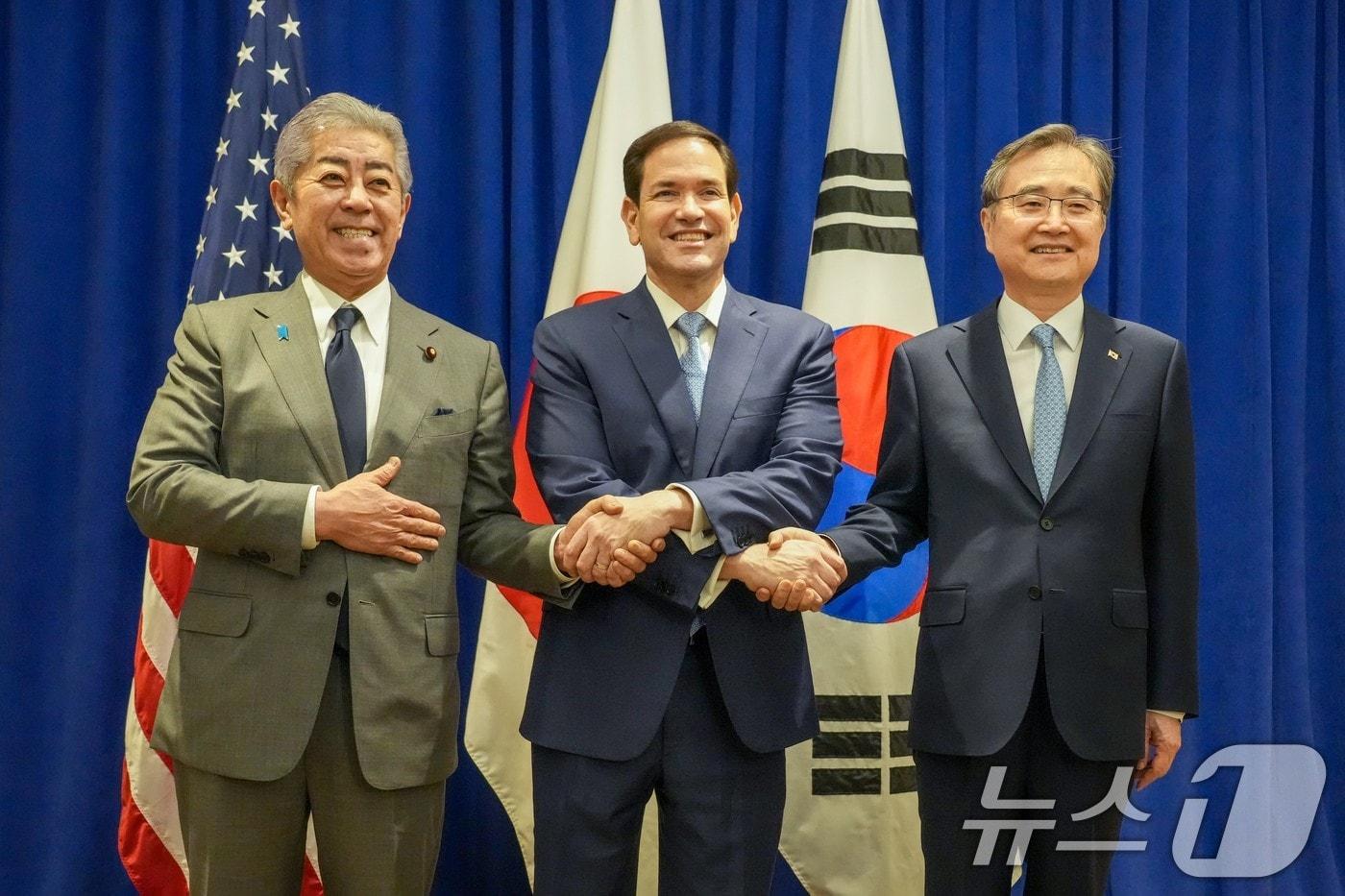 지난달 23일 미국 뉴욕에서 열린 한미일 외교장관 회의에서 조현 외교부 장관, 마코 루비오 미국 국무장관, 이와야 다케시 당시 일본 외무상이 기념 촬영을 하고있다.&#40;외교부 제공&#41;