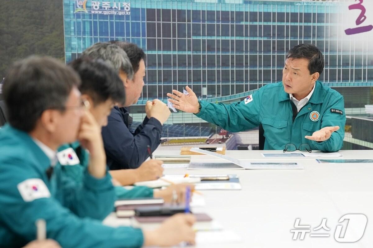 본문 이미지 - 김충범 부시장&#40;오른쪽&#41; 등 광주시 관계자들이 지난 22일 상수도 탁수 현상 관련 긴급 대책회의를 하고 있다.&#40;광주시 제공&#41;