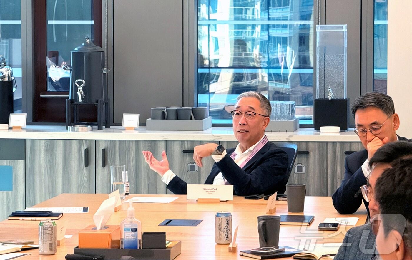 박지원 두산그룹 부회장&#40;사진 가운데&#41;이 22일&#40;현지시간&#41; 미국 시애틀 아마존 본사를 방문해 AI 기반 경영혁신 사례에 대한 질문을 하고 있다.&#40;두산그룹 제공&#41; ⓒ News1 최동현 기자