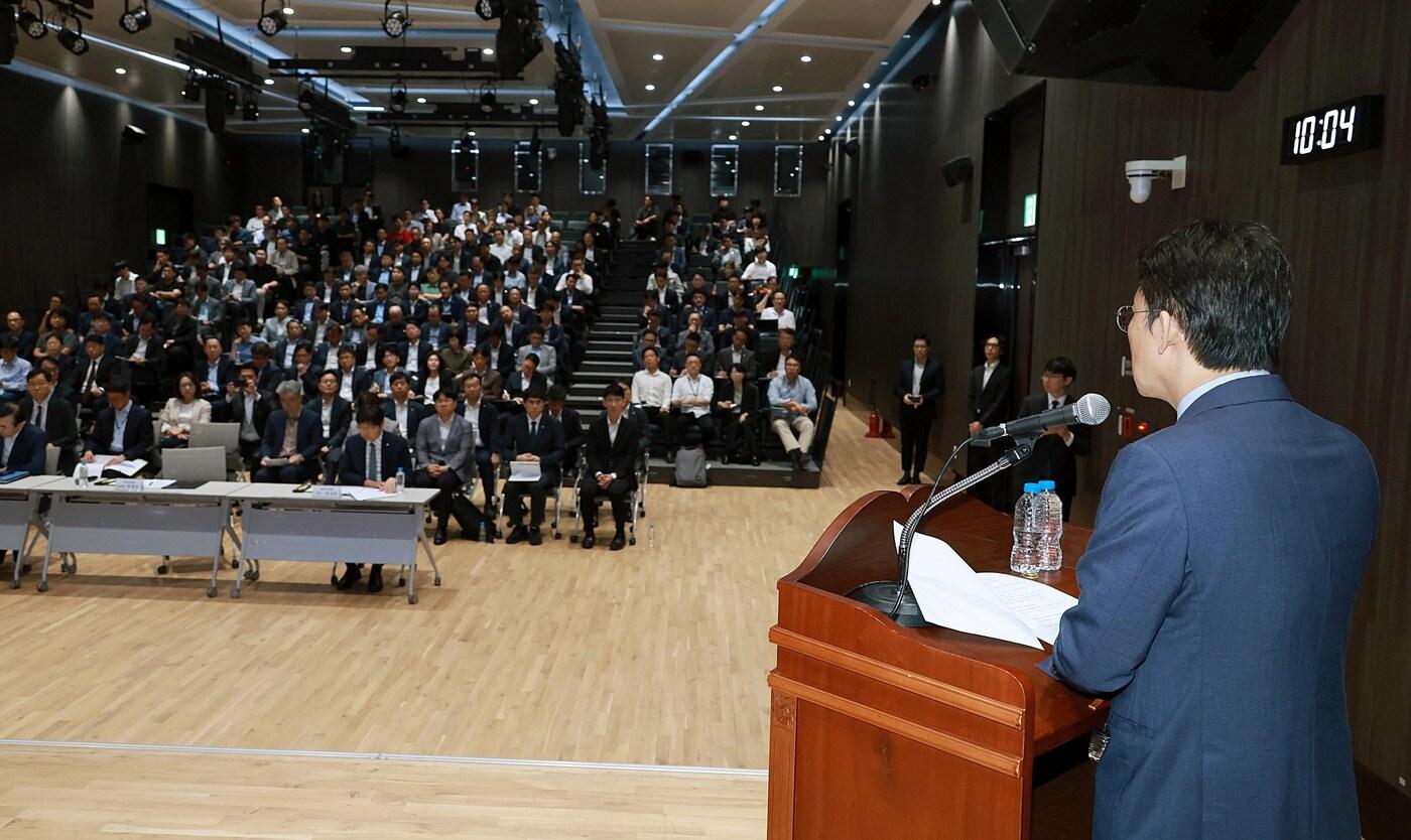 권대영 금융위원회 부위원장이 23일 오전 서울 여의도 KB국민은행 신관에서 전 금융권 정보보호최고책임자&#40;CISO&#41; 등과 개최한 긴급 회의에서 최근 금융권을 겨냥한 사이버 위협에 대해 최고수준의 경각심을 갖고, 전사적 차원에서 금융보안 역량을 강화하기 위한 대응방안을 논의했다.&#40;금융위원회 제공&#41;