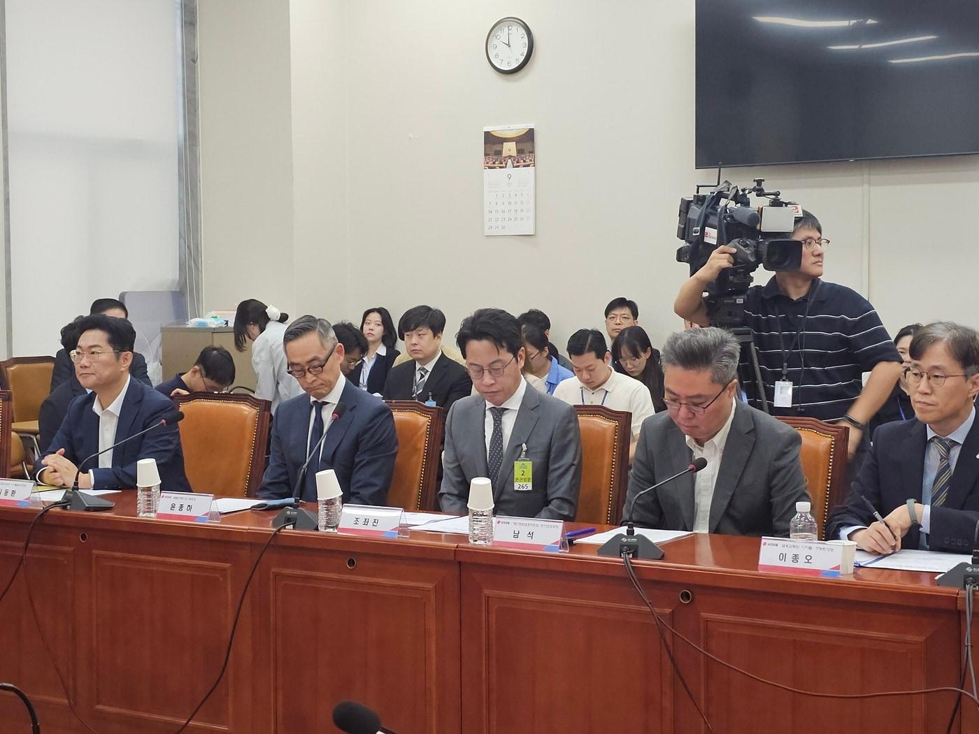 본문 이미지 - 23일 서울 여의도 국회 본관에서 열린  &#39;롯데카드 개인정보 유출 사태, 피해자 보호 방안 및 재발 방지 대책 간담회&#39;에  조좌진 롯데카드 대표, 윤정하 MBK파트너스 부회장 등이 참석했다. 2025.09.23 /뉴스1 ⓒ News1 정지윤 기자