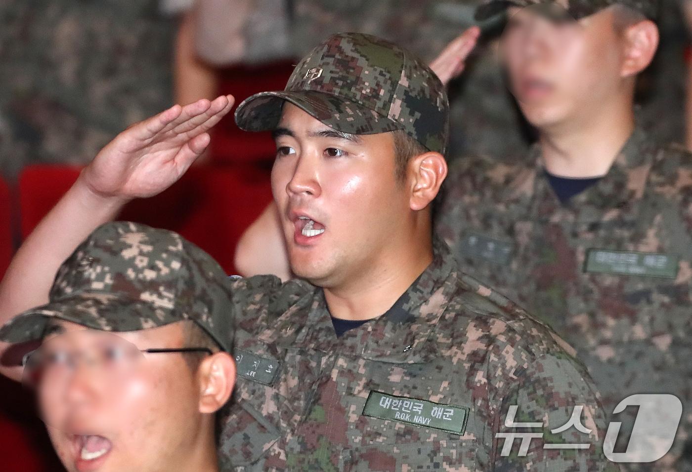 이재용 삼성전자 회장의 장남 이지호 씨가 지난달 23일 경남 창원 진해구 해군사관학교 웅포강당에서 열린 제139기 해군사관후보생 입교식에서 경례하고 있다. 2025.9.23/뉴스1 ⓒ News1 윤일지 기자