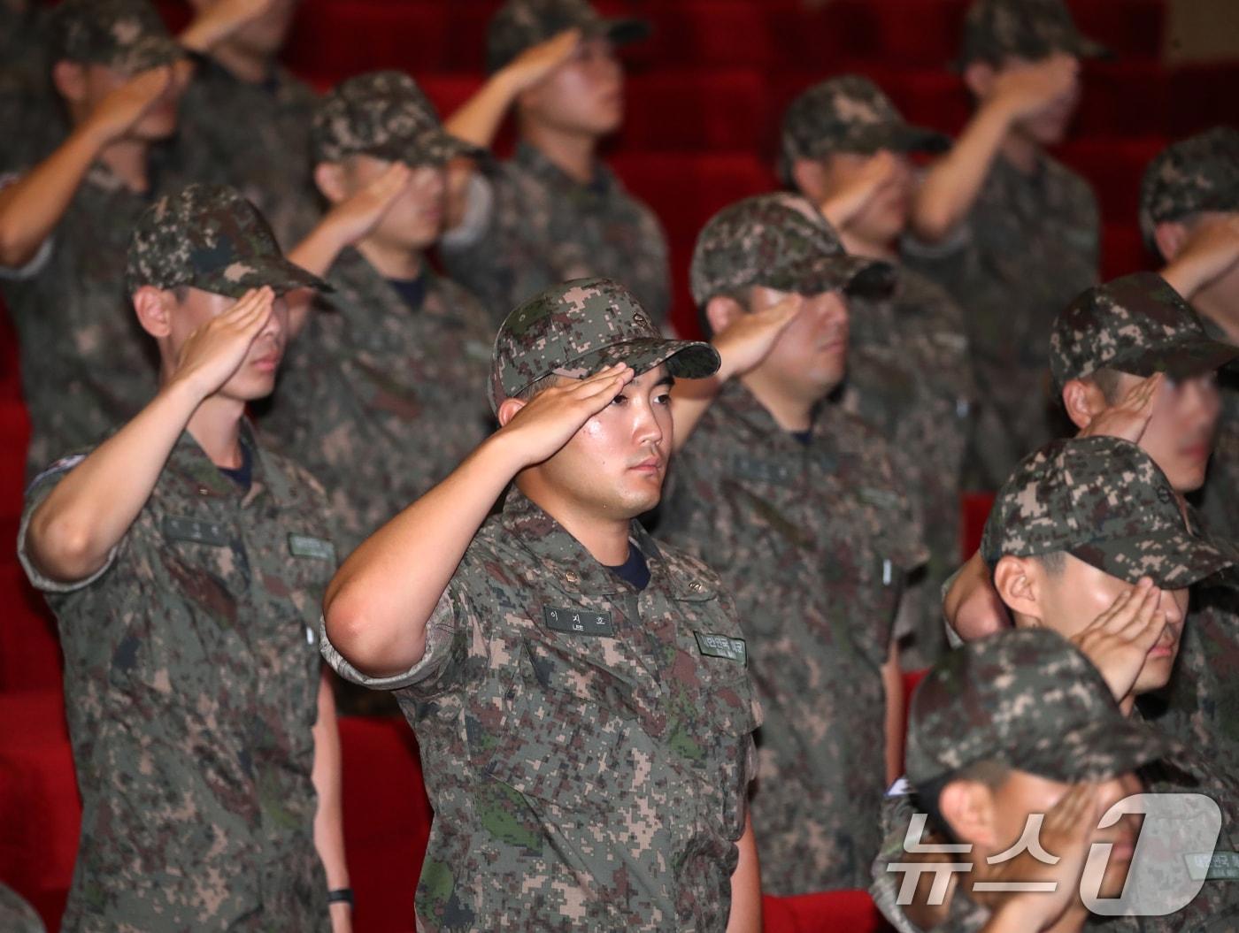 본문 이미지 - 이재용 삼성전자 회장의 장남 이지호 씨가 23일 경남 창원 진해구 해군사관학교 웅포강당에서 열린 제139기 해군사관후보생 입교식에서 경례를 하고 있다. 지난 15일 입영한 이 씨를 비롯한 해군사관후보생들은 이날 입교식을 시작으로 10주간 강도 높은 훈련을 거쳐 11월 28일 임관식을 통해 해군 소위로 임관한다. 2025.9.23/뉴스1 ⓒ News1 윤일지 기자