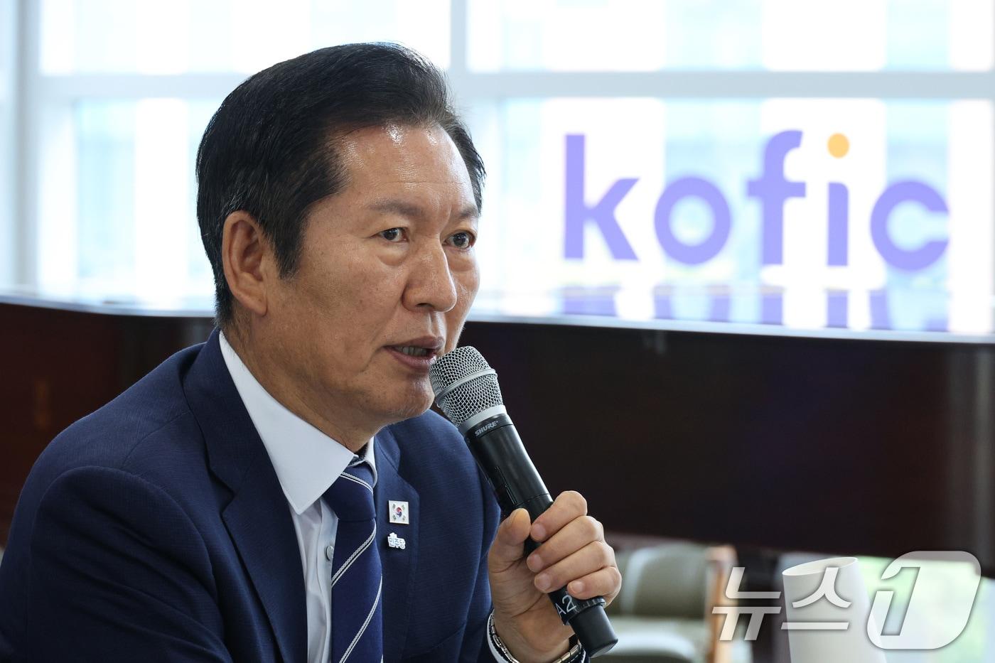 정청래 더불어민주당 대표가 23일 오전 부산 해운대구 영화진흥위원회에서 열린 영화산업 회복을 위한 현장 간담회에서 인사말을 하고 있다. 2025.9.23/뉴스1 ⓒ News1 신웅수 기자