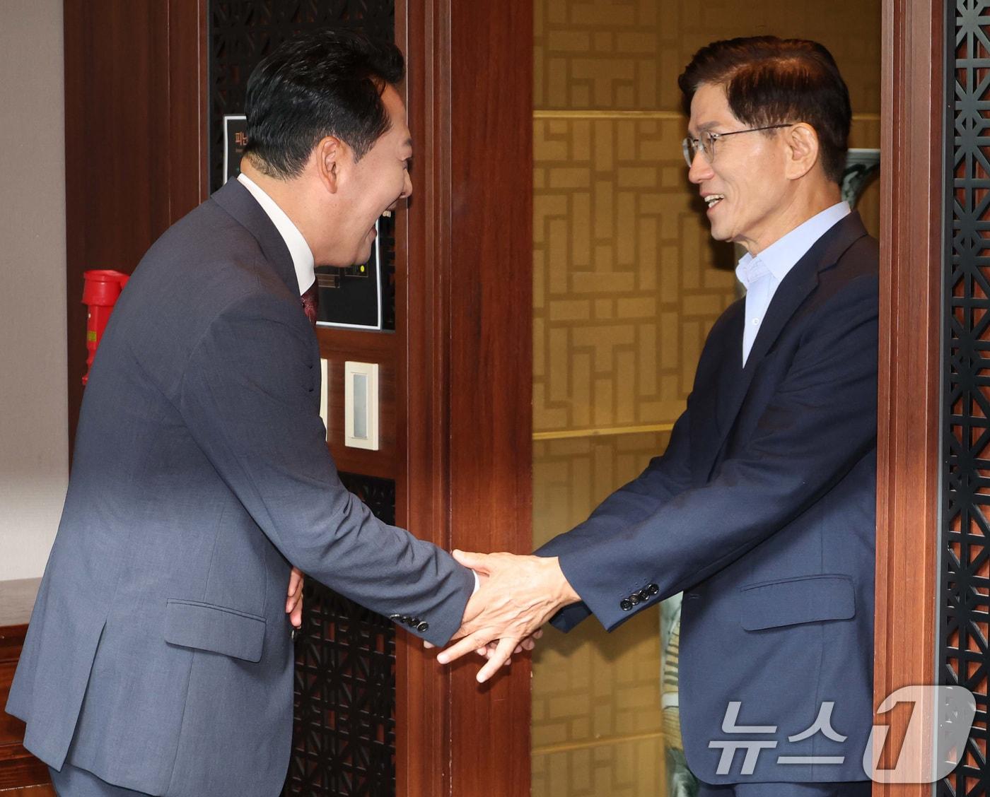 본문 이미지 - 장동혁 국민의힘 대표와 김문수 전 고용노동부 장관이 23일 서울 여의도 한 중식당에서 만나 오찬에 앞서 인사하고 있다. &#40;공동취재&#41; 2025.9.23/뉴스1 ⓒ News1 유승관 기자
