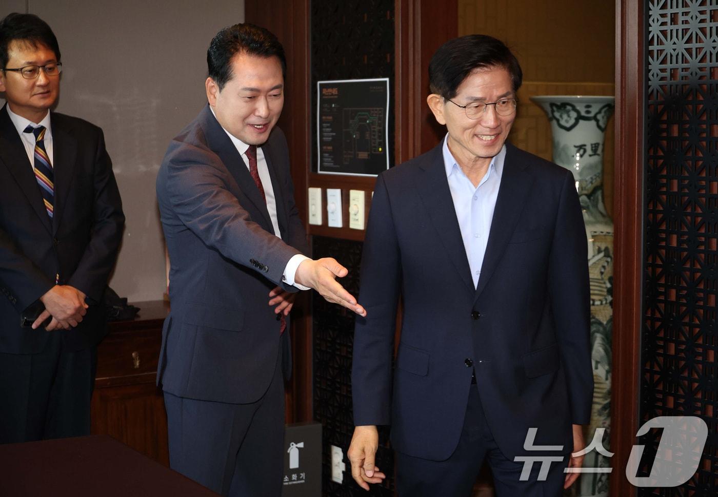 장동혁 국민의힘 대표와 김문수 전 고용노동부 장관이 23일 서울 여의도 한 중식당에서 만나 오찬에 앞서 인사하고 있다. 이 자리에서 장 대표는 통일교 한학자 총재 구속에 대해  &#34;국민의힘과 특정 종교를 연결시키려는 정치공작, 헌법상 종교의 자유가 명백히 인정되는 대한민국에서의 특정 종교를 향한 정치적  탄압이다&#34;는 발언을 했다.  &#40;공동취재&#41; 2025.9.23/뉴스1 ⓒ News1 유승관 기자