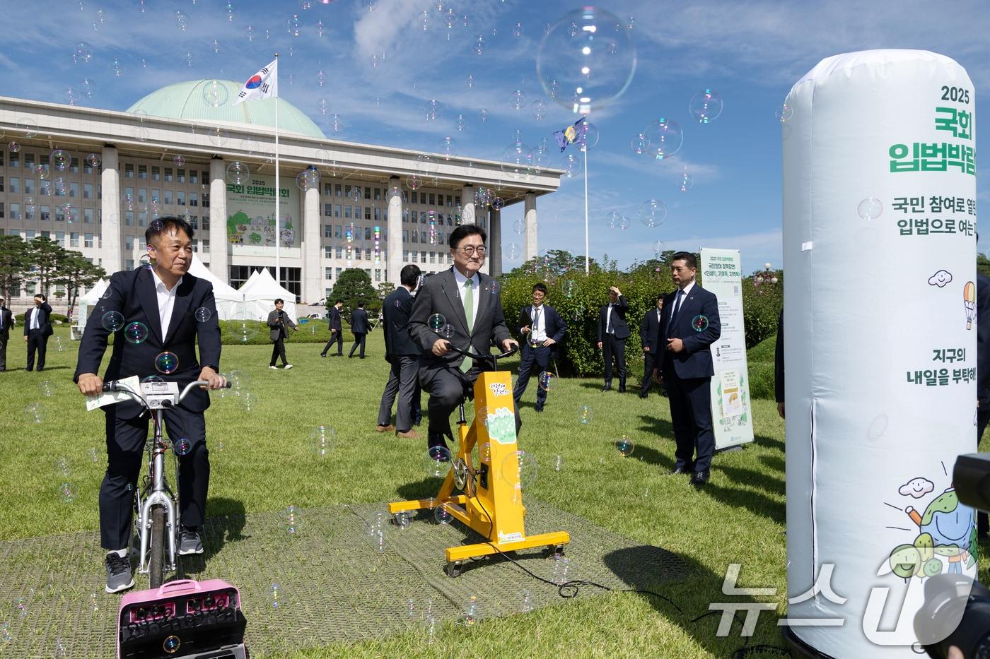 우원식 국회의장이 23일 서울 여의도 국회에서 열린 국회입법 박람회를 찾아 자전거 발전기를 타고 있다. 2025.9.23/뉴스1 ⓒ News1 이승배 기자