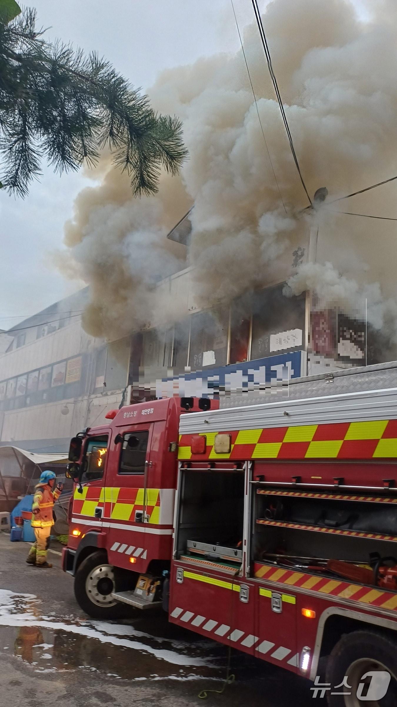 본문 이미지 - 태안 남문리 상가 화재 현장. (태안소방서 제공, 재판매 및 DB금지) / 뉴스1 