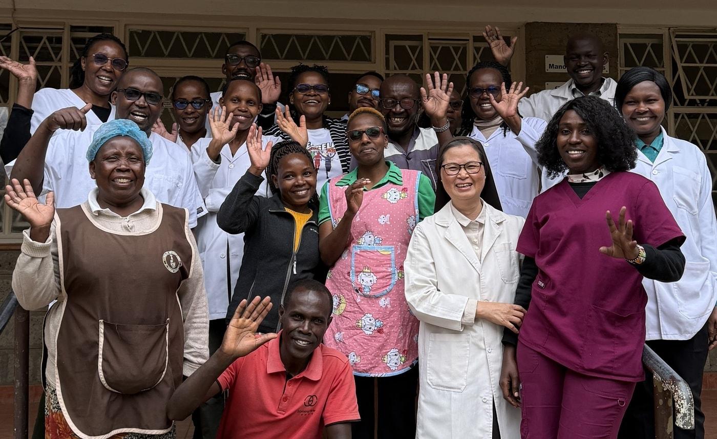 제37회 아산상 수상자 정춘실 성 데레사 진료소장&#40;앞줄 오른쪽 두 번째&#41;이 동료들과 함께 기념촬영을 하고 있다.&#40;아산사회복지재단 제공&#41;