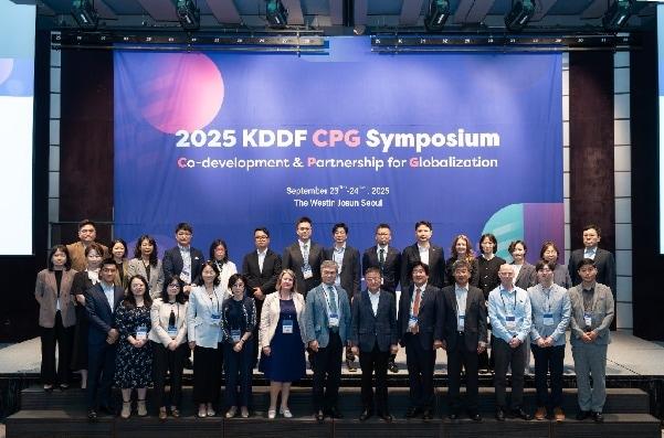 본문 이미지 - 국가신약개발사업단&#40;KDDF&#41;이 주최한 &#39;CPG 심포지엄&#39; 주요 참여자들이 기념사진을 찍고 있다.&#40;KDDF 제공&#41;/뉴스1