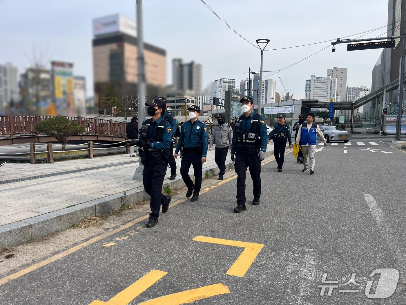 본문 이미지 - 순찰 중인 경찰(경기북부경찰청 제공. 재판매 및 DB금지)/뉴스1