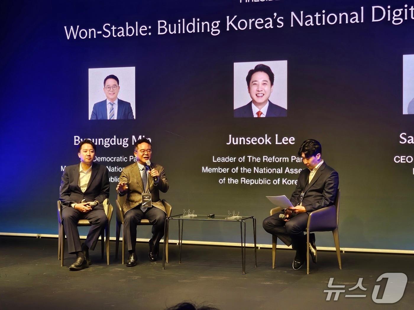 본문 이미지 - 이준석 개혁신당 의원&#40;왼쪽&#41;과 민병덕 더불어민주당 의원&#40;가운데&#41;이 23일 서울 성동구 앤더슨씨에서 개최된 &#39;오리진 서밋&#39;에서 사회자의 진행에 따라 대담을 나누고 있다.