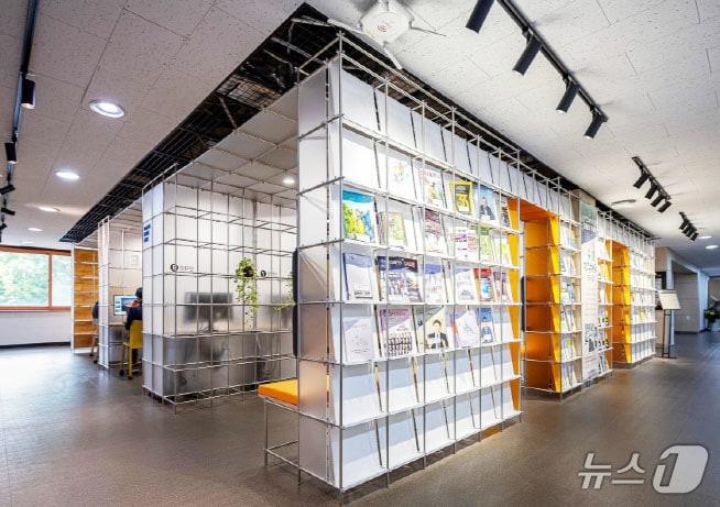 본문 이미지 - 무등 시립도서관 모듈형 조립 가구 활용 모습.(김성희 작가 제공. 재판매 및 DB 금지) ⓒ News1 박준배 기자