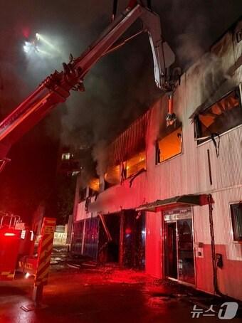 본문 이미지 - 무인파괴방수차 진화 장면.&#40;전북소방본부 제공. 재판매 및 DB금지&#41;