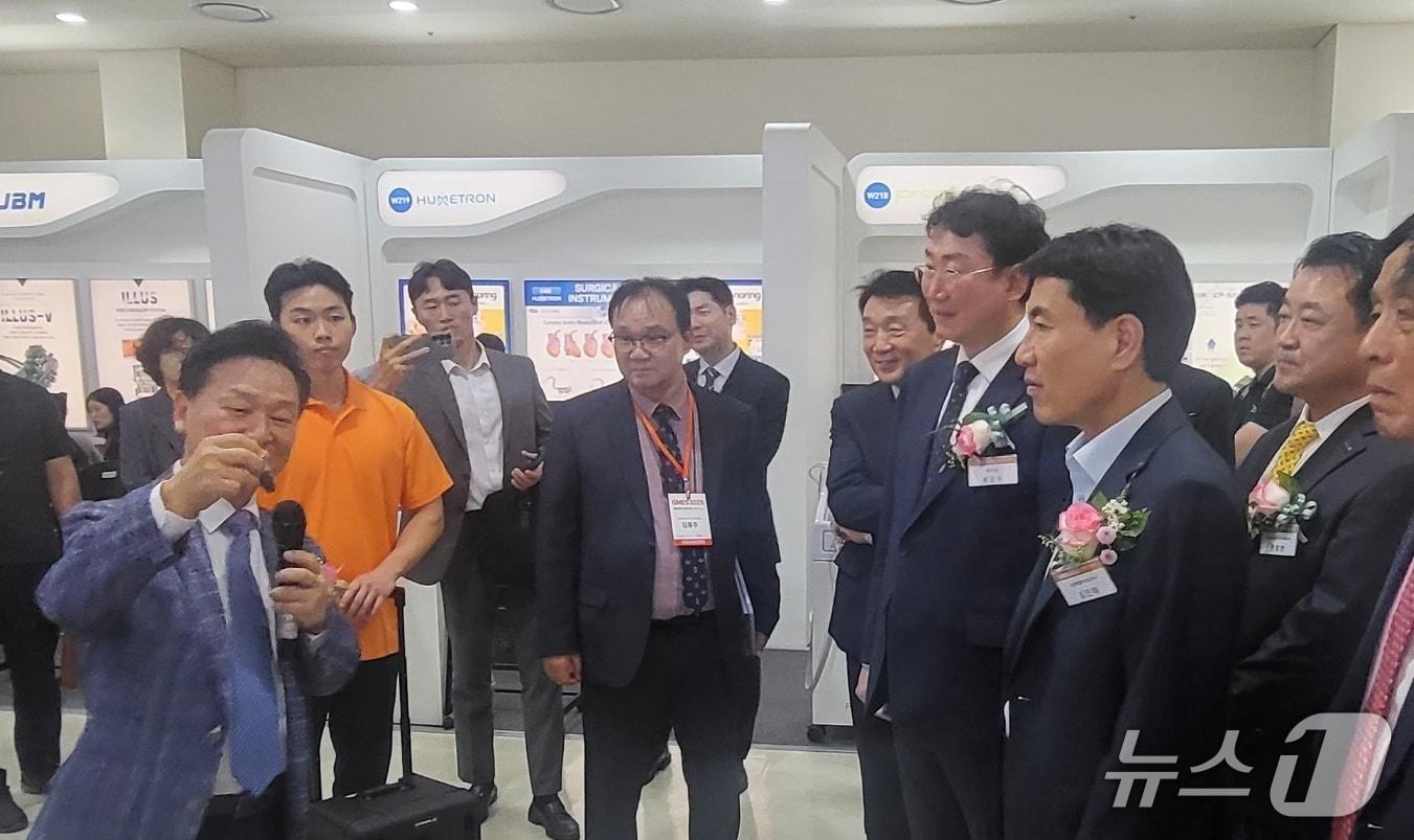 본문 이미지 - 제21회 강원의료기기전시회&#40;GMES 2025&#41; 지난18일 강원 원주시 지정면 원주기업도시 내 원주의료기기종합지원센터에서 개막한 가운데 한 기업 관계자가 김진태 강원지사와 원강수 원주시장, 한종현 원주의료기기산업진흥원장 등의 내빈들에게 자사 제품을 설명하는 모습. 2025.9.18/뉴스1 신관호 기자
