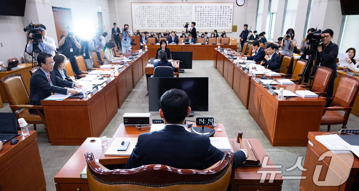 김용민 국회 법제사법위원회 법안심사제1소위원장이 23일 서울 여의도 국회에서 열린 제429회 국회&#40;정기회&#41; 법제사법위원회 제4차 법안심사제1소위원회에서 의사봉을 두드리고 있다. 2025.9.23/뉴스1 ⓒ News1 유승관 기자