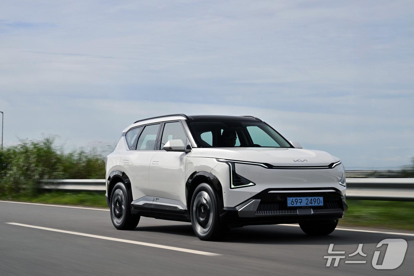 기아 준중형 전기 SUV &#39;EV5&#39; 주행 모습.&#40;기아 제공&#41;