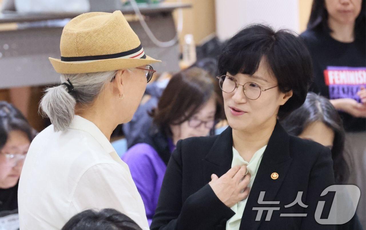 본문 이미지 - 원민경 성평등가족부 장관이 서울 마포구 창비서교빌딩 50주년홀에서 열린 ‘베이징행동강령 30주년 기념 토론회’에 참석해 관계자와 인사를 나누고 있다. &#40;성평등가족부 제공. 재판매 및 DB 금지&#41; 2025.9.23/뉴스1