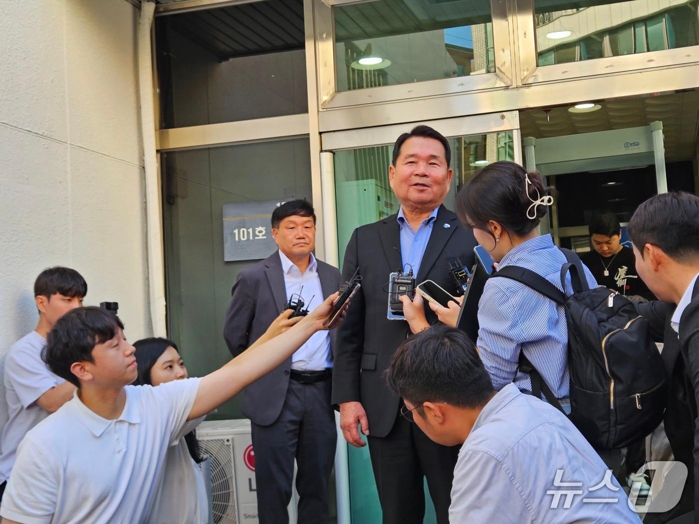 본문 이미지 - 1심에서 징역형에 집행유예를 선고받은 신경호 강원교육감이 23일 춘천지법 법정 앞에서 자신의 의견을 밝히고 있다.2025.9.23 한귀섭 기자