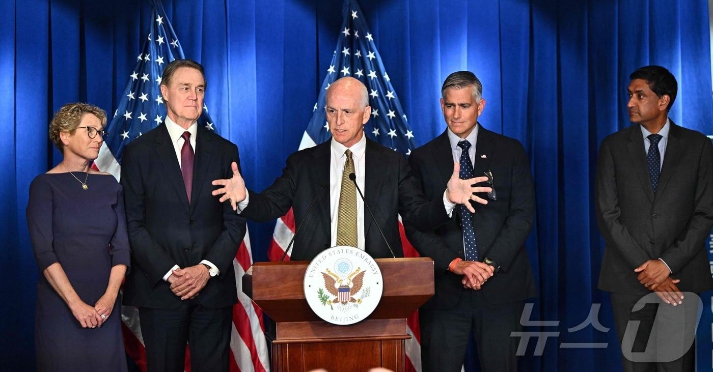 23일 베이징 주재 미국 대사관에서 열린 기자회견에서 애덤 스미스 미국 하원의원이 발언하고 있다. 스미스 의원은 하원 군사위원회 민주당 간사로, 사진 속 중앙에 자리하고 있으며, 왼쪽부터 크리시 훌라한 하원 군사위원회 민주당 의원, 데이비드 퍼듀 주중 미국대사, 마이클 바움가트너 하원 외교위원회 공화당 의원, 로 카나 하원 군사위원회 민주당 의원이 함께 자리하고 있다.2025.09.23. ⓒ AFP=뉴스1