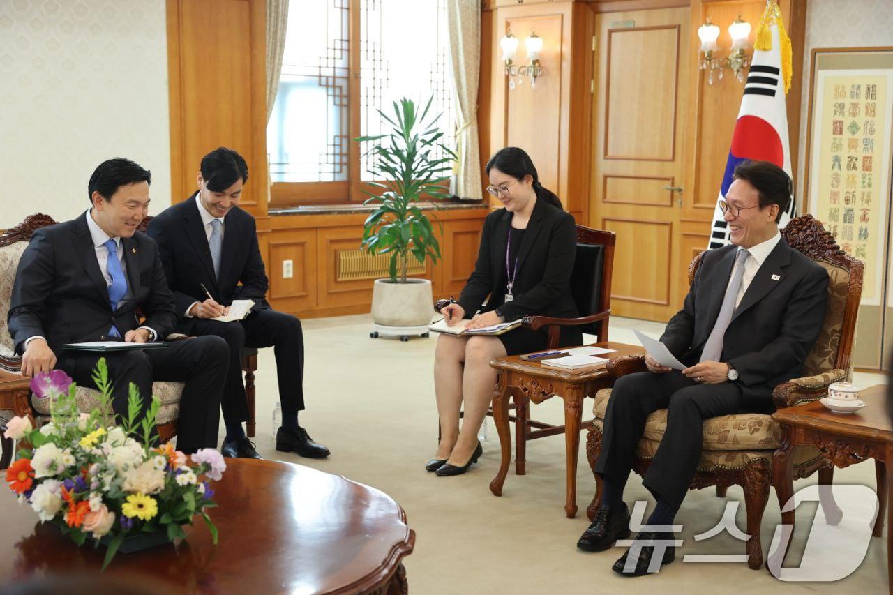 본문 이미지 - 김민석 국무총리가 23일 오전 서울 종로구 정부서울청사에서 냠오소르 오츠랄 몽골 수석부총리 겸 경제개발부 장관을 접견하고 있다. (총리실 제공. 재판매 및 DB 금지) 2025.9.23/뉴스1 ⓒ News1 임세영 기자