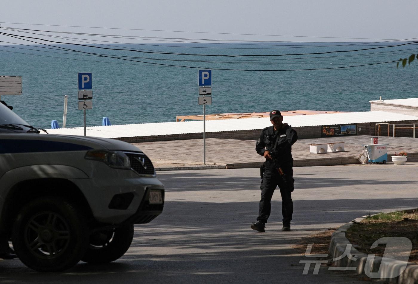크림반도 세바스토폴의 한 해변 인근에서 러시아 경찰이 경계를 서고 있다. 2024.06.24. ⓒ 로이터=뉴스1 ⓒ News1 윤다정 기자