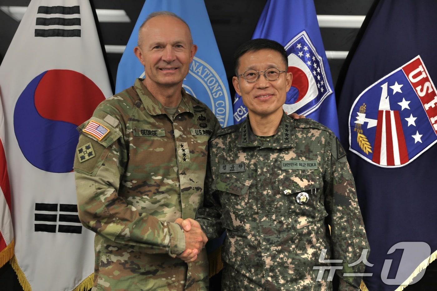 김규하 육군참모총장과 랜디 A. 조지 미 육군참모총장이 지난 22일 경기 평택시 캠프 험프리스에서 만나 인사를 나누고 있다. &#40;육군 제공. 재판매 및 DB 금지&#41; 2025.9.23/뉴스1
