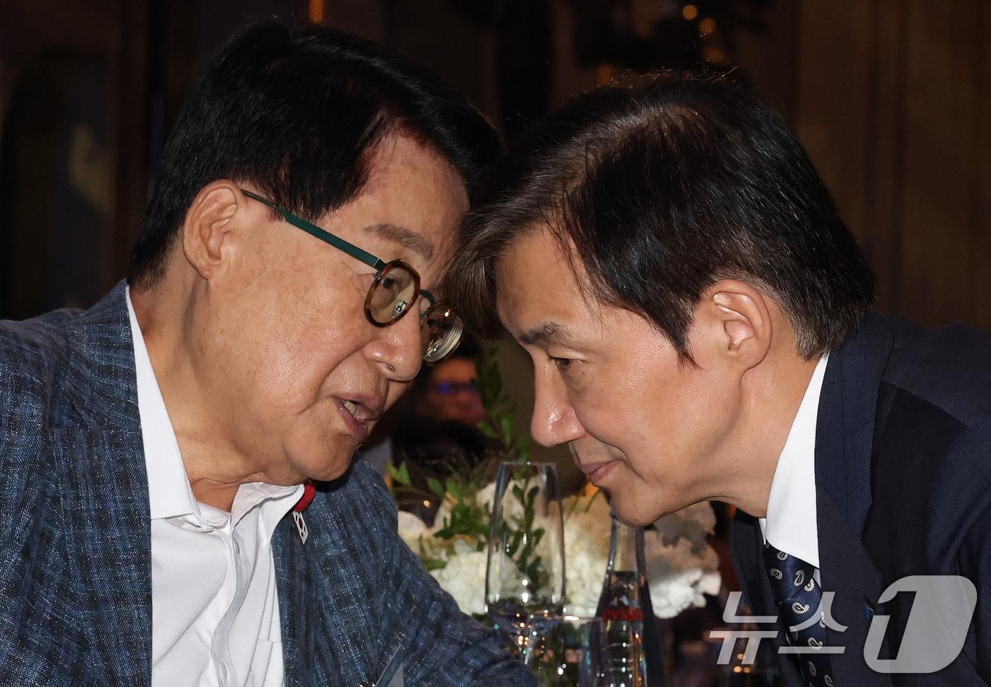 조국 조국혁신당 비상대책위원장과 박지원 더불어민주당 의원이 23일 오후 서울 여의도 페어몬트 서울호텔 그랜드볼룸에서 열린 KBC 광주방송 창사 30주년 기념식에서 머리를 맞댄 채 대화를 나누고 있다. 2025.9.23/뉴스1 ⓒ News1 오대일 기자