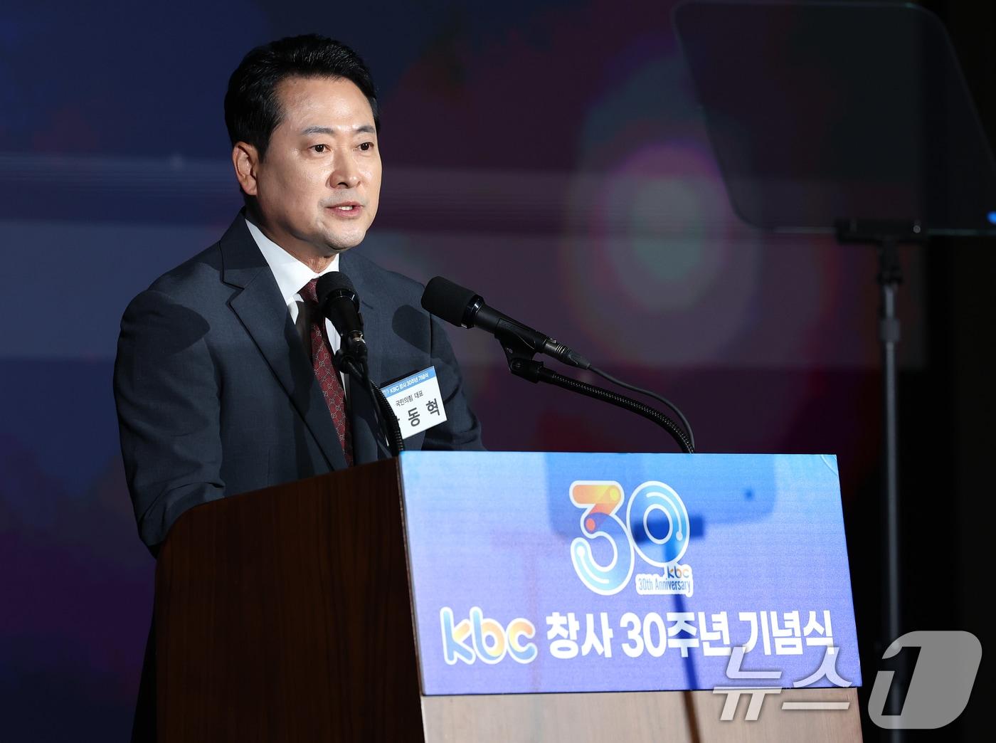 본문 이미지 - 장동혁 국민의힘 대표가 23일 오후 서울 여의도 페어몬트 서울호텔 그랜드볼룸에서 열린 KBC 광주방송 창사 30주년 기념식에서 축사를 하고 있다. 2025.9.23/뉴스1 ⓒ News1 오대일 기자