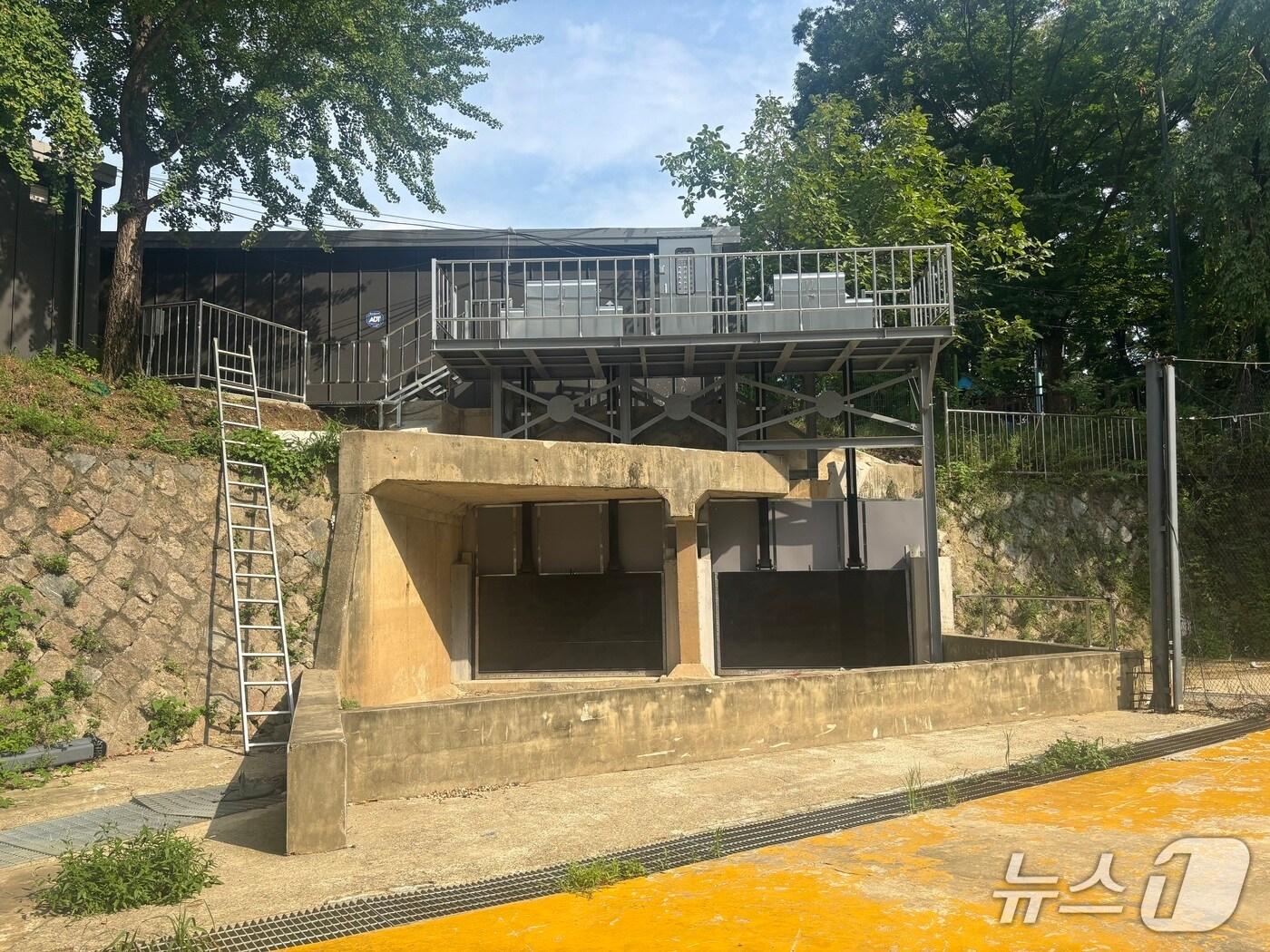 본문 이미지 - 철산배수펌프장 유수지 입구 수문 설치.&#40;광명시 제공&#41;