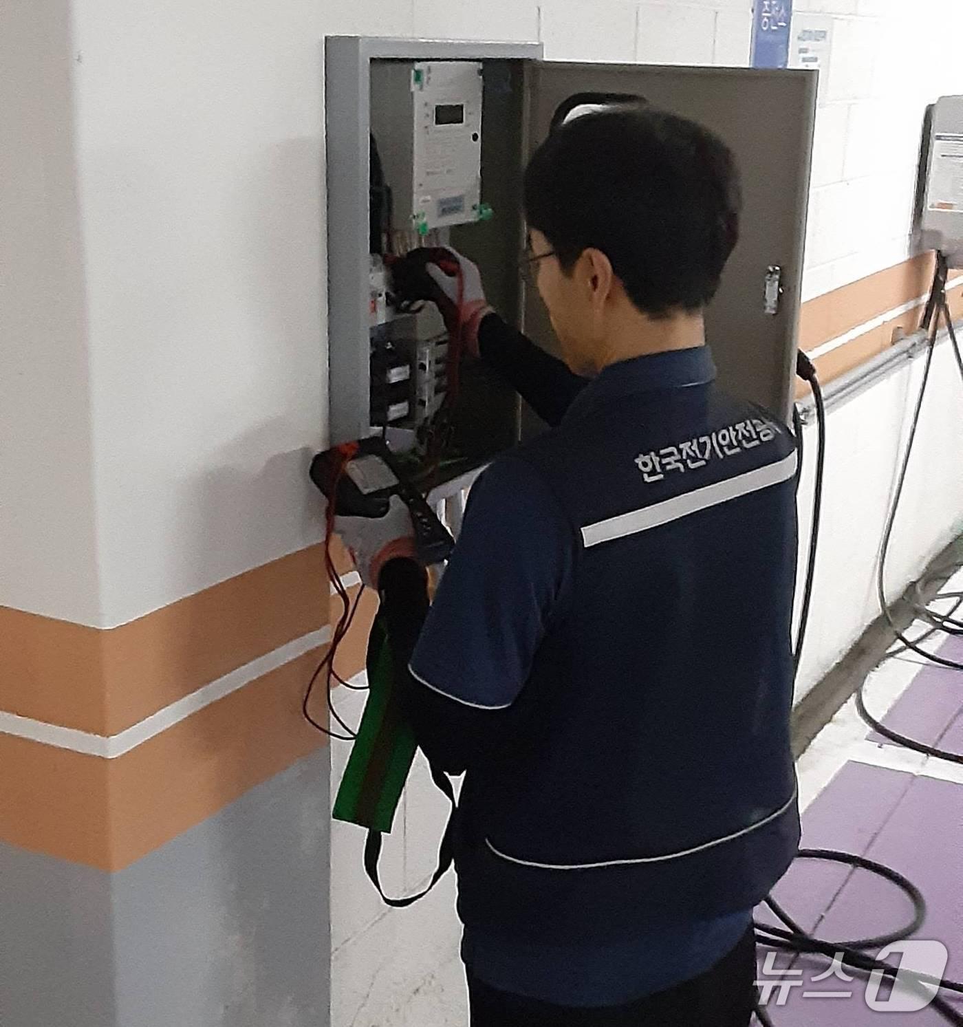 본문 이미지 - 은평구 관계자가 전기차 충전시설 하반기 특별 안전 점검 시행 하는 모습